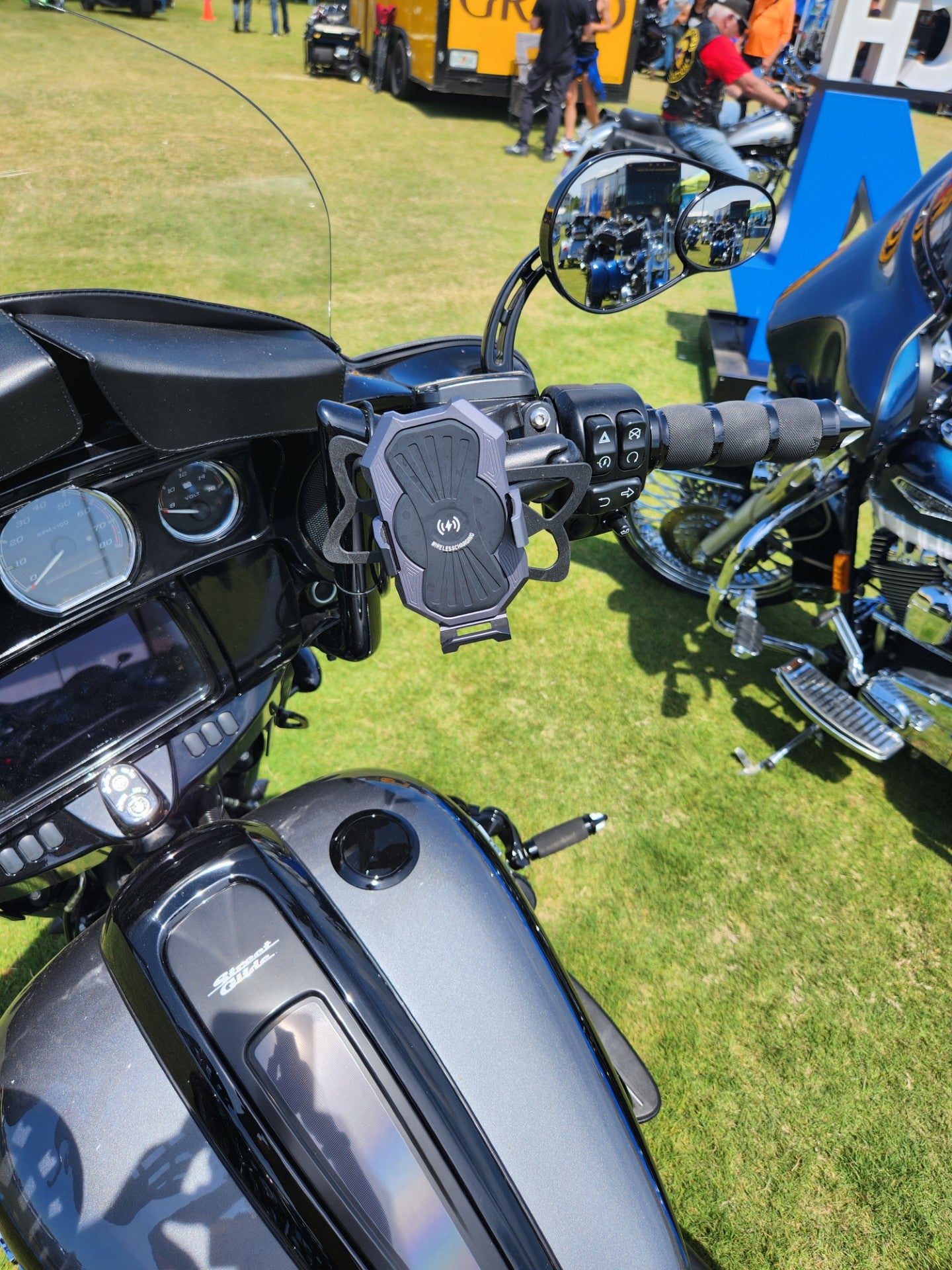 Metal Inductive Charging Phone Mount with 1 1/2" handlebar bracket adapter, Quick Disconnect Power Cable, Vibration Damping